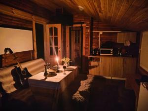 sala de estar con sofá y mesa con guitarra en VerLema House 46, en Augustów