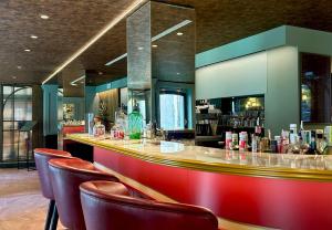 a bar in a restaurant with red chairs at Albergo Cavalletto & Doge Orseolo in Venice