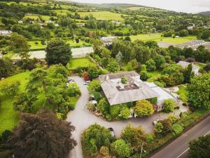 una vista aérea de una casa con un río en Raheen House Hotel, en Clonmel