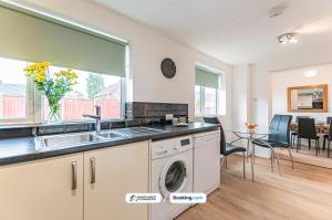 Η κουζίνα ή μικρή κουζίνα στο 4-Bed House in Lowton Ideal for Contractors & Families