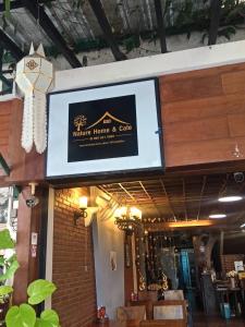 Un cartel para un comedor y cafetería. en Nature Home Hostel & Cafe, en Chiang Mai