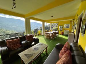 un salon avec un canapé et une table dans l'établissement Farmer's Homestay, Mukteshwar, à Mukteswar
