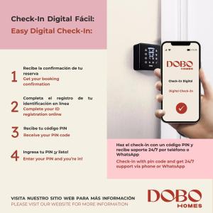 eine Hand, die ein Telefon mit einer Fernbedienung hält in der Unterkunft Dobo Madrid Lucero in Madrid