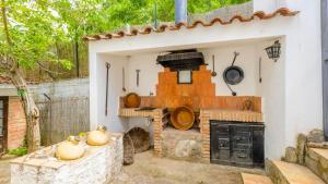 una cucina esterna con stufa e camino di Arados Priego de Córdoba by Ruralidays a Priego de Córdoba
