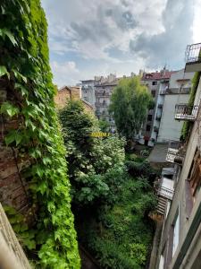 Blick auf eine Stadt mit Gebäuden und Pflanzen in der Unterkunft Old Town Stage The Studio Suite Quartet in Krakau