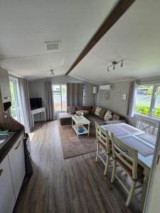 TV a/nebo společenská místnost v ubytování Chalet SEASIDE