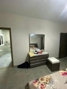 un baño con lavabo y espejo en Beautiful Villa, en Alejandría