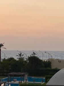 - Vistas al océano al atardecer desde el complejo en Beautiful Villa, en Alejandría