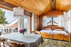 a bedroom with a bed and a table with flowers on it at Ferienwohnung im Haus Kempkens in Wasserburg am Bodensee
