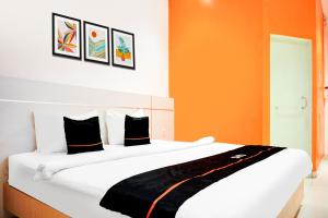 Postel nebo postele na pokoji v ubytování Townhouse Oak Palembang near Palembang Golf Club formerly KR Hotel