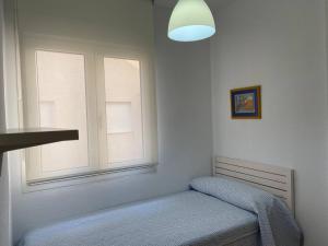 een slaapkamer met een bed en een raam bij Brisamarina Playa Apartamento in Roquetas de Mar