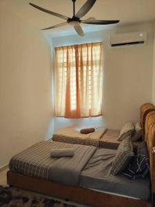 Ένα ή περισσότερα κρεβάτια σε δωμάτιο στο Qmal Homestay