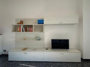 un centro de entretenimiento blanco con televisión. en Da nonna Agnese, en Savona