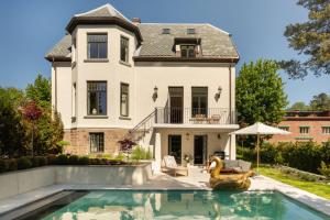 a house with a swimming pool in front of a house at CygnusPool °BBQ °Sauna °Parking °King °Netflix°Gym in Oslo