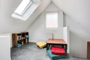 Habitación en el ático con mesa y ventana en L Abri Côtier, en Saint-Cast-le-Guildo