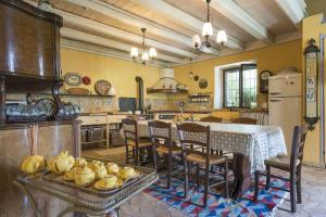 Una cocina con una mesa y sillas en una cocina. en Villa Molinum, en Palazzolo Acreide