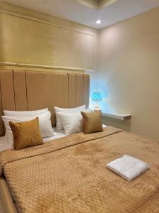 Ένα ή περισσότερα κρεβάτια σε δωμάτιο στο Specious&modern 1BR Apartment in the Heart of Islamabad