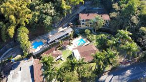 an aerial view of a house with a swimming pool at Chalé do Riacho Penedo in Itatiaia