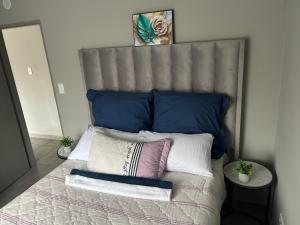 Voodi või voodid majutusasutuse Two Bedrooms in the Capital City toas