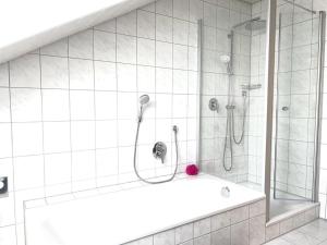 Bilik mandi di Ferienwohnung Schoeni