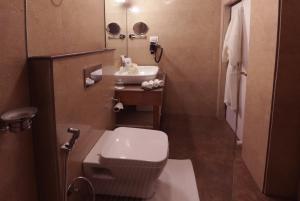 Ein Badezimmer in der Unterkunft Hotel Denzong Sangrila + 8 Fotos