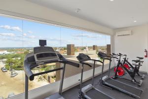 un gimnasio con 3 cintas de correr frente a una gran ventana en Test do not book, en Noord