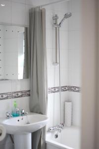 a bathroom with a sink and a shower and a toilet at 2 bed house, walking distance Shrewsbury centre in Shrewsbury