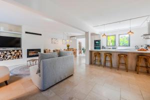 TV a/nebo společenská místnost v ubytování Gorgeous village home with heated pool, ideally located