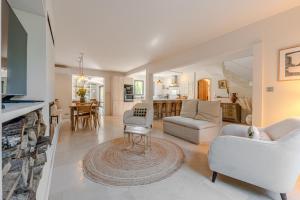 Posezení v ubytování Gorgeous village home with heated pool, ideally located