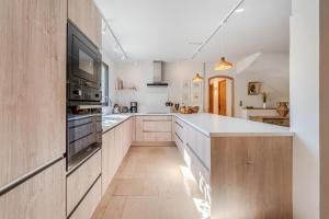 Kuchyň nebo kuchyňský kout v ubytování Gorgeous village home with heated pool, ideally located + 23 fotografií