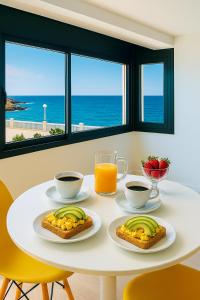 einen weißen Tisch mit zwei Teller Essen drauf. in der Unterkunft Apartamento en Ametlla de Mar SEA VIEW HAUS FREE WIFI in L'Ametlla de Mar