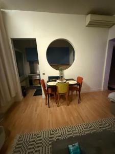 ein Esszimmer mit einem Tisch und Stühlen in einem Raum in der Unterkunft Antwerpen duplex apartment in Antwerpen + 18 Fotos