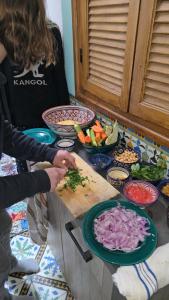 un grupo de personas preparando comida en una mesa en atelier de cuisine, en Marrakech