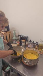 una mujer está preparando comida en una cocina en atelier de cuisine, en Marrakech