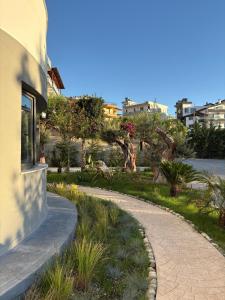 une passerelle à côté d'un bâtiment dans un parc dans l'établissement glenz apartments, à Vlorë 22 autres photos