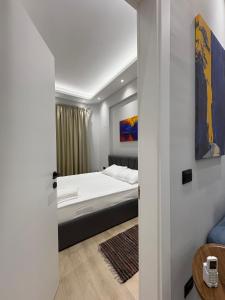 une petite chambre avec un lit et une table dans l'établissement glenz apartments, à Vlorë
