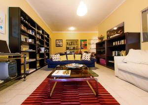 Perpustakaan di apartmen