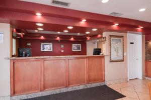 un bar en una sala de espera con paredes rojas en Vagabond Inn Bakersfield North, en Bakersfield