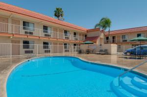 uma piscina em frente a um hotel em Vagabond Inn Bakersfield North em Bakersfield