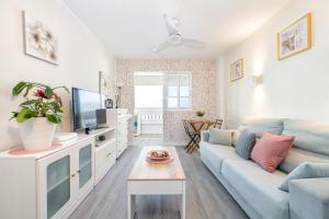 TV a/nebo společenská místnost v ubytování Gran Ventanal El Crucero renovado frente al Mar