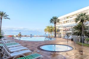 Bazén v ubytování Gran Ventanal El Crucero renovado frente al Mar nebo v jeho okolí