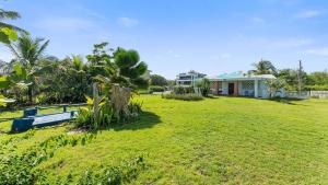 un patio con una casa al fondo en Beachfront Studio in Aguada, en Aguada 13 fotos más