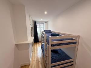 2 Etagenbetten in einem Zimmer mit Flur in der Unterkunft Maison au cœur d Orgelet in Orgelet