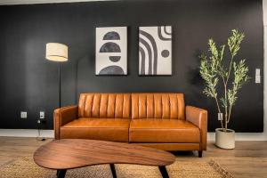 Χώρος καθιστικού στο Boulevard Stays Quiet Modern 1BR Pickleball Pool Parking Gym 02