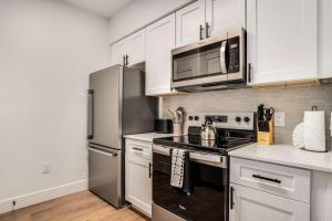 Η κουζίνα ή μικρή κουζίνα στο Boulevard Stays Quiet Modern 1BR Pickleball Pool Parking Gym 02