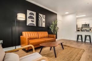 Η κουζίνα ή μικρή κουζίνα στο Boulevard Stays Quiet Modern 1BR Pickleball Pool Parking Gym 02 +22 φωτογραφίες