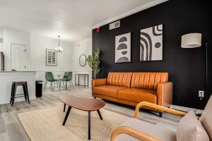 Χώρος καθιστικού στο Boulevard Stays Quiet Modern 2BR Pickleball Pool Parking Gym 03 +24 φωτογραφίες