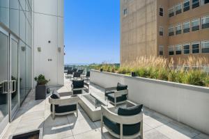 a row of benches on the roof of a building at Sentral Michigan Avenue in Chicago