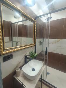 Ένα μπάνιο στο BNB Frescoes Rooms San Frediano +19 φωτογραφίες