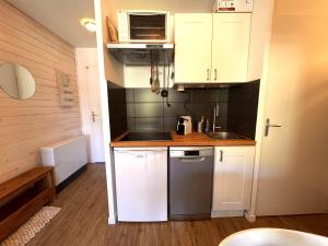 Η κουζίνα ή μικρή κουζίνα στο Ski aux pieds